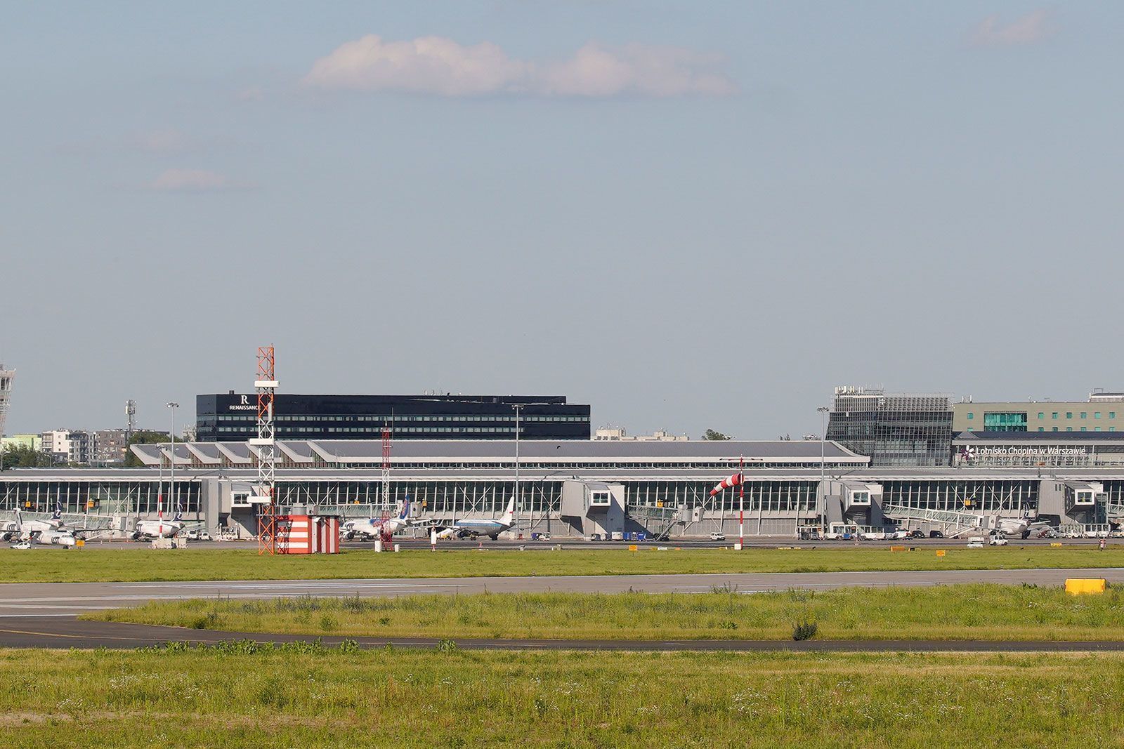 Polônia abate drones russos e fecha aeroportos