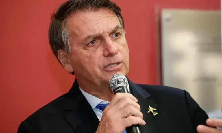Defesa de Bolsonaro argumenta que WhatsApp não é rede social