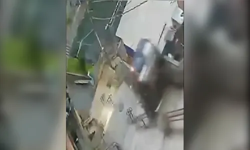 Carro despenca de escadaria após motorista passar mal