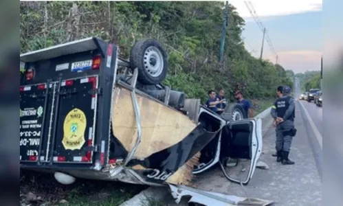 Viatura do IML capota em acidente na BR-174