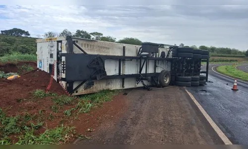 Acidente com carreta de frangos na BR-376 entre Cambira e Jandaia