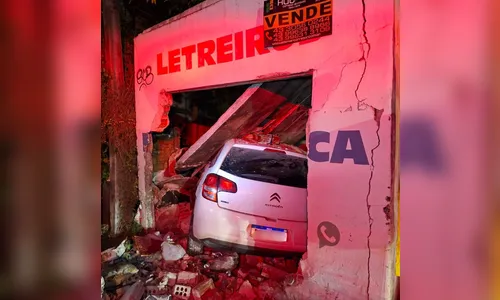 Carro colide com construção e deixa três feridos em Arapongas