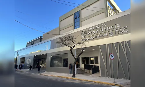 Acidente em Apucarana: carro capota após colidir com veículo estacionado