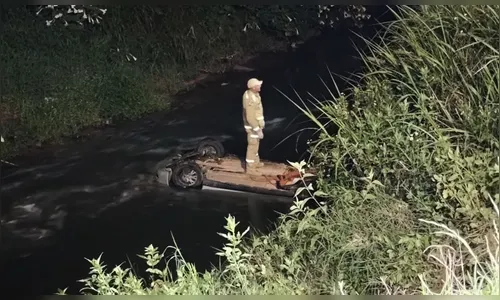 Motorista embriagado provoca acidente e cai em rio em Curitiba
