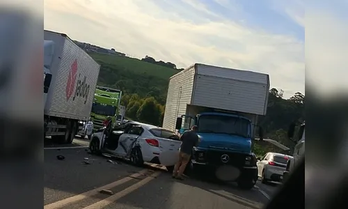 Colisão entre carro e caminhão em Arapongas gera mobilização de socorristas