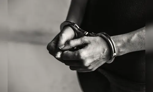 Pastor é detido por abusos contra enteadas gêmeas ao longo de dez anos