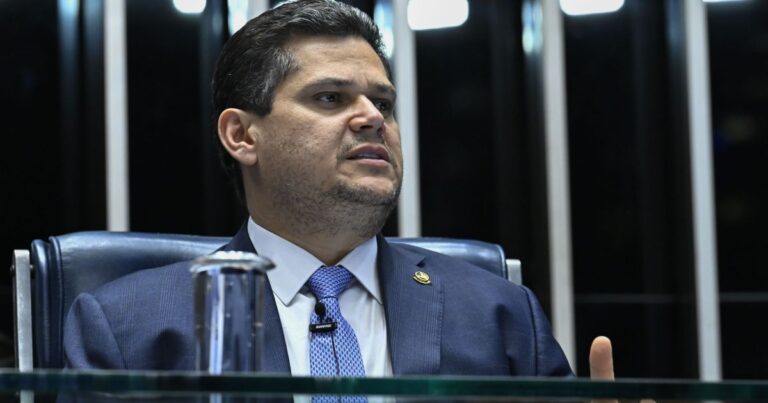 Davi Alcolumbre cancela sessão do Congresso a pedido do governo