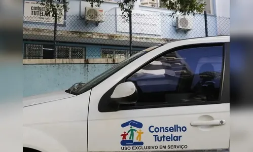 Pai abandona filha no Conselho Tutelar após incêndio em casa