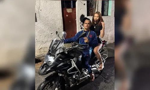 Japinha do CV é vista em passeio de moto no RJ
