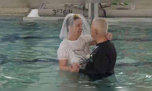 Casamento inusitado: idosos se unem dentro de piscina em Illinois