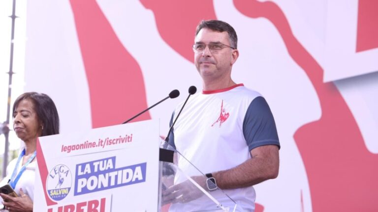 Flávio Bolsonaro se pronuncia em evento na Itália