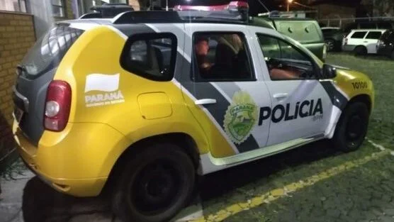 Fusca colide e derruba portão de casa em Godoy Moreira
