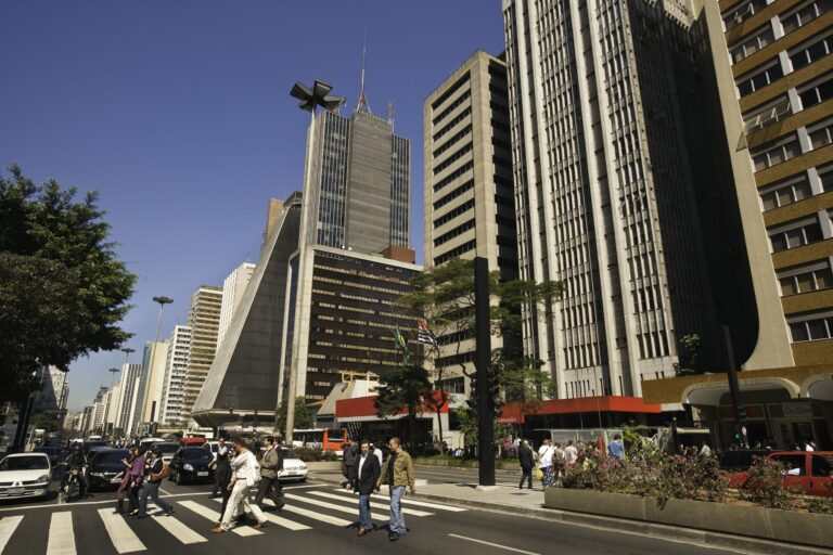 Brasil tem 213,4 milhões de habitantes, mostram novos dados do IBGE