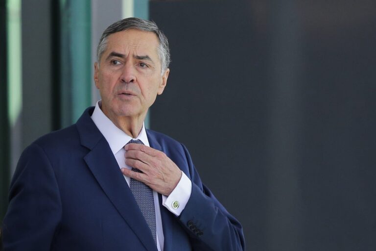 Barroso deixa o STF e abre caminho para Lula
