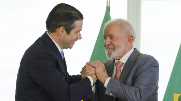 Lula discute isenção de imposto de renda com Hugo Motta