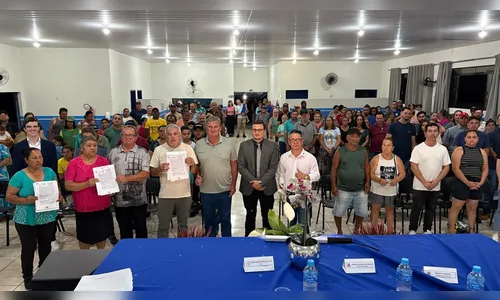 Entrega de 99 títulos de propriedade em Jardim Alegre promove regularização fundiária