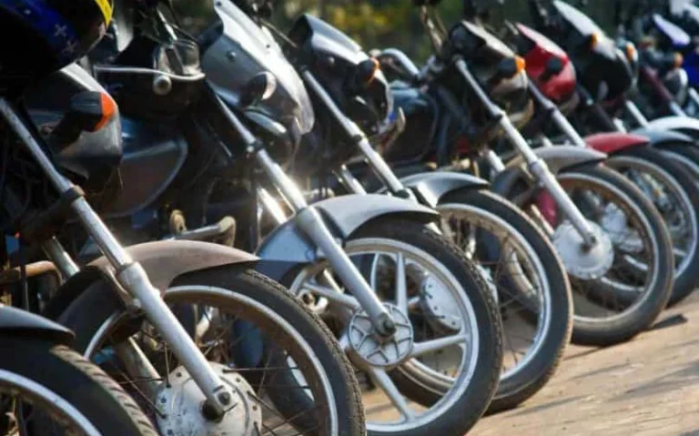 Motos notificadas por estacionarem em vagas de idosos em Ivaiporã