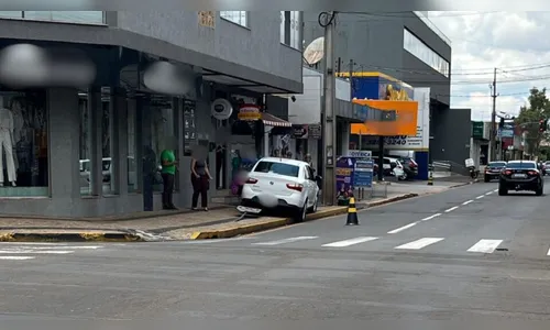 Ônibus fura sinal vermelho e quase causa acidente em Arapongas