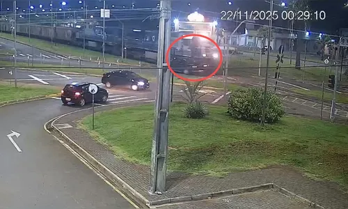 Caminhonete colide com trem em Arapongas durante madrugada