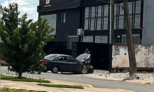 Acidente em Apucarana quase derruba poste de energia elétrica
