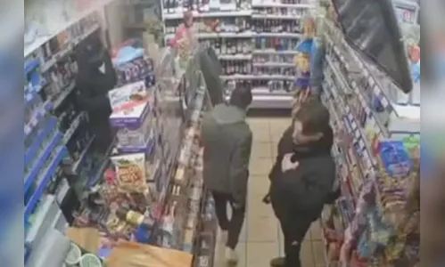 Jovem reencontra pai perdido há 20 anos em mercado de Londres