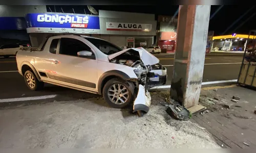 Colisão de Saveiro em poste mobiliza bombeiros e PRF em Apucarana