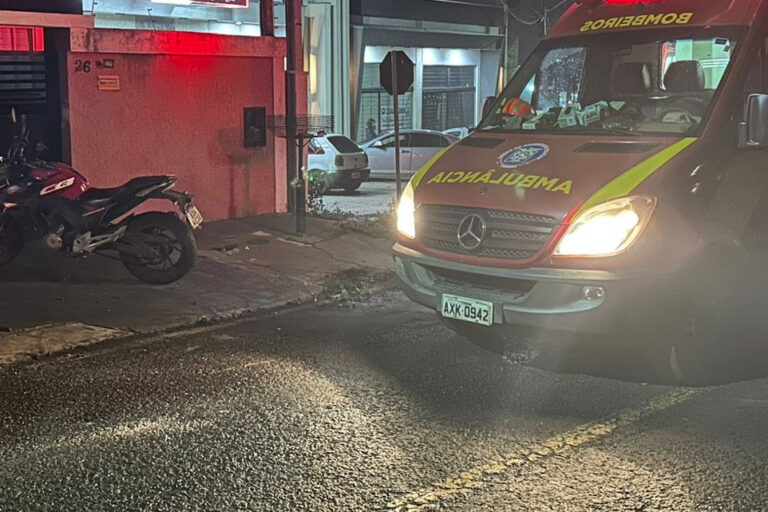 Motociclista de 24 anos fica ferida em colisão em Apucarana