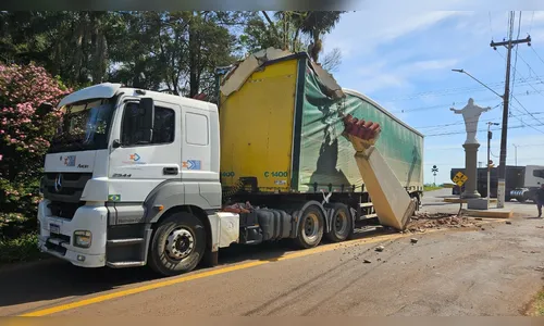 Caminhão destrói portal da Colônia Esperança em Arapongas