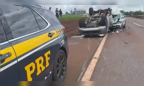 Caminhonete capota ao fugir da PRF com carga de maconha