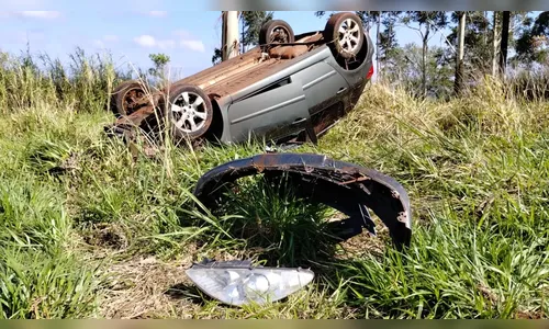 Capotamento de carro deixa jovem ferido em Apucarana