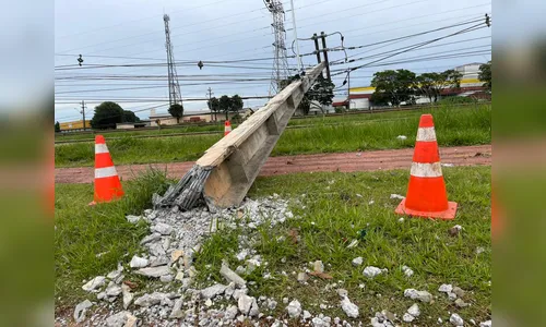 Acidente em Apucarana derruba poste e causa falta de energia na zona norte