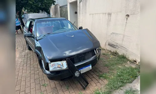Acidente em Apucarana: carro desgovernado colide com muro