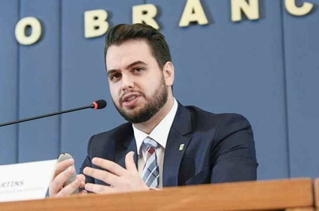 Filipe Martins solicita retorno de advogados em carta a Moraes