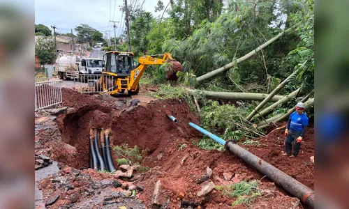 Desmoronamento em Apucarana causa cratera na Rua Rio dos Patos