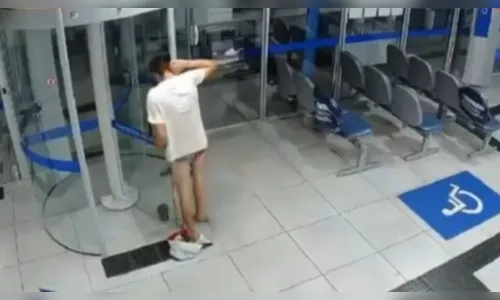 Jovem preso em tentativa de furto a banco fica entalado na porta giratória