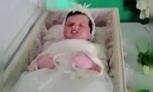 Mulher é absolvida após simular funeral com boneca no lugar de bebê