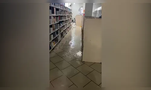 Chuva causa alagamento e danos na biblioteca da Unespar