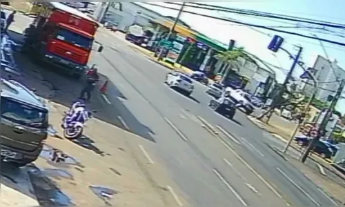Acidente em Apucarana: Ford Ranger roda após colisão e atinge árvore