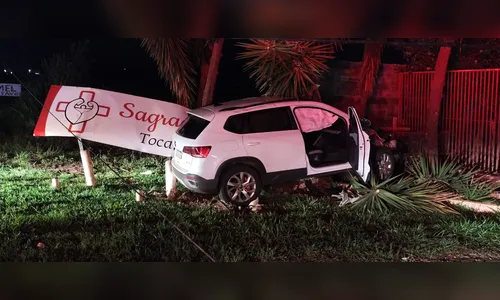 Motorista perde controle de VW Taos e colide com poste em Arapongas