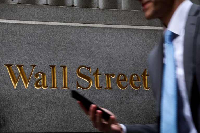 Wall Street avança com cortes de juros e alta da Intel