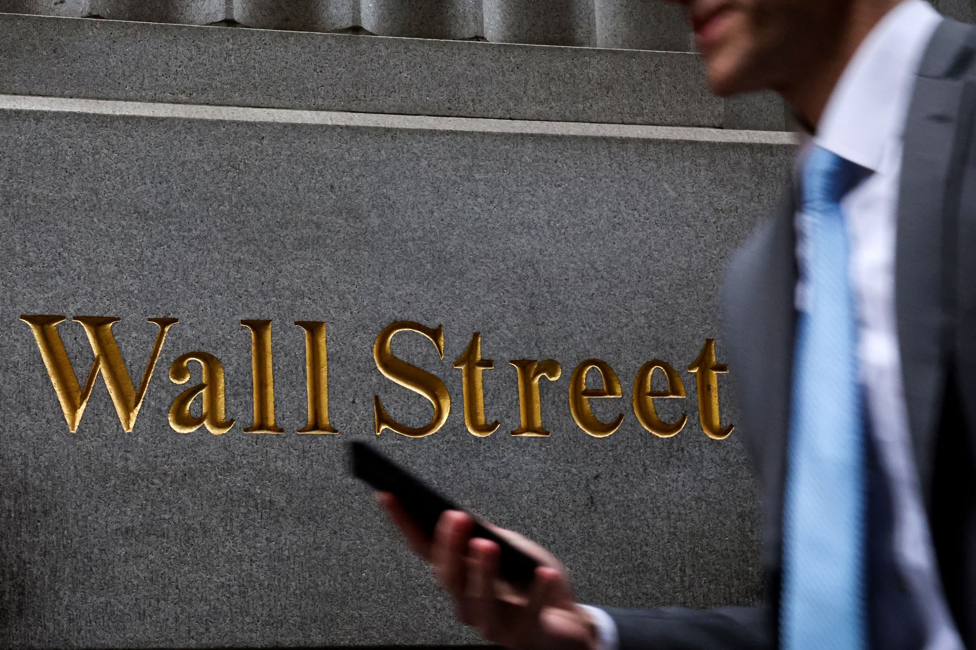 Wall Street avança com cortes de juros e alta da Intel