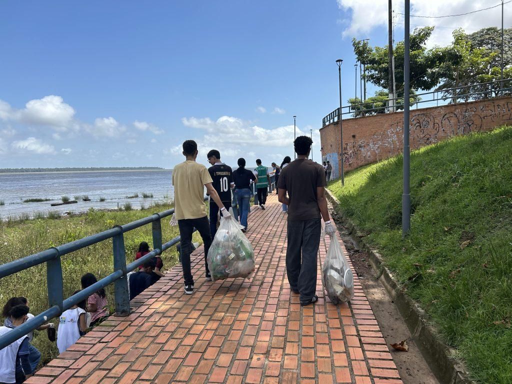 Estudantes mobilizam em mutirão de limpeza em Belém