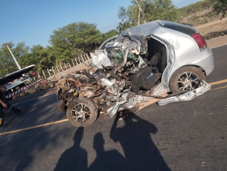 Colisão entre carro e carreta deixa um morto em Mossoró