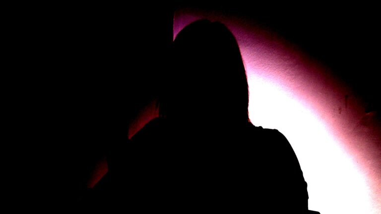 Mulher denuncia violência doméstica de marido policial
