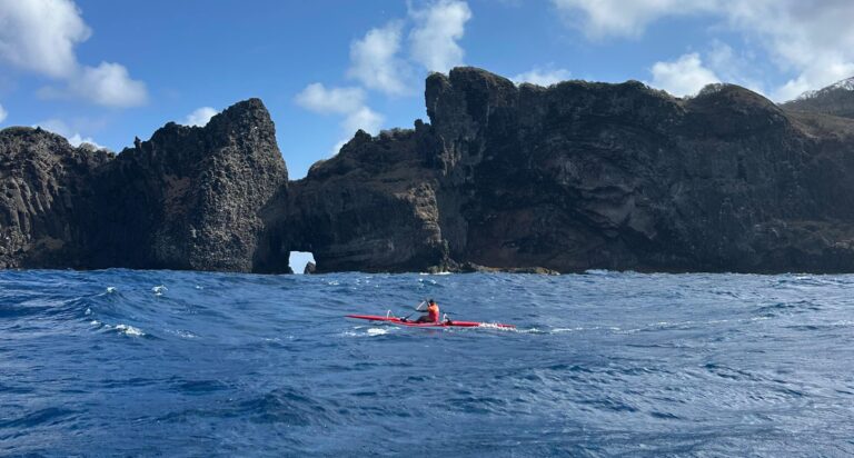 Remador de Noronha faz percurso histórico em canoa havaiana
