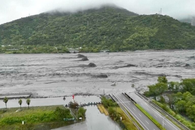 Destruição em Taiwan após rompimento de lago