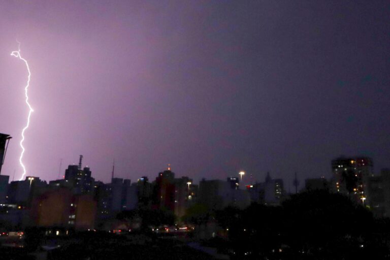 Frente fria traz chuva no Sul e calor no Sudeste
