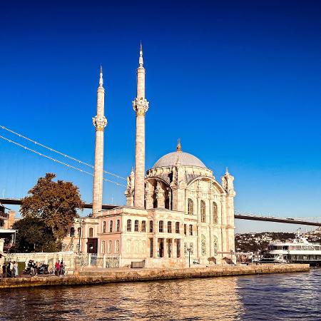 Tragédia familiar na Turquia: mãe e filhos falecem por suspeita de intoxicação alimentar