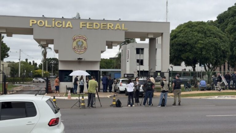 Bolsonaro tentava escapar quebrando tornozeleira, afirma Moraes