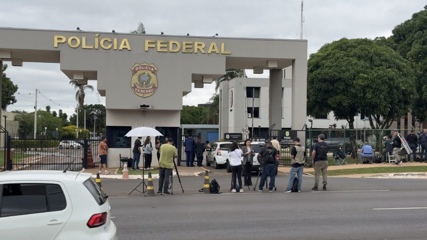 Bolsonaro tentava escapar quebrando tornozeleira, afirma Moraes